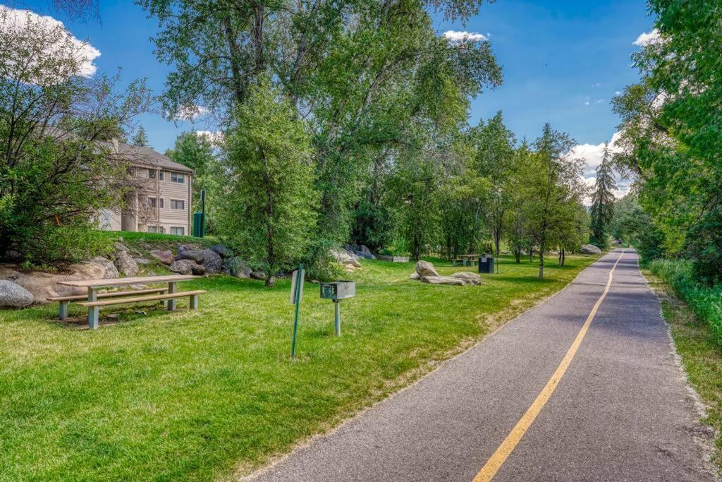 Riverfront Family-Friendly Condo Avon Exteriör bild